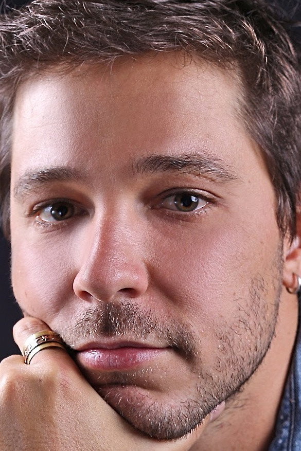 Bruno Fatumbi Torres as Fê Lemos in Somos Tão Jovens
