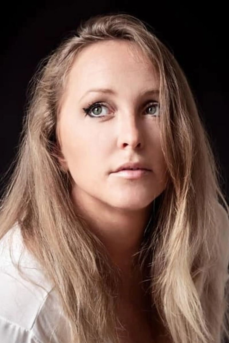 Louise Hylland as Lily, young in Den verden vi valgte