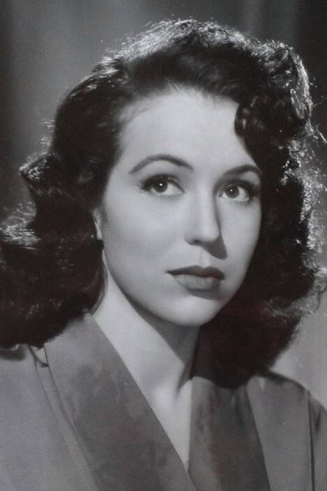 Elena Barrios as Marta in Ama Rosa