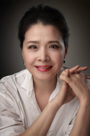 Yijuan Su as Big Sister Hong in The Poet