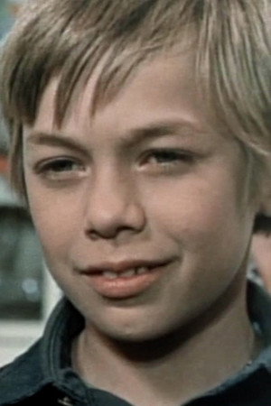 Laluja Ferenc as Gyuszi in Hi, Junior!