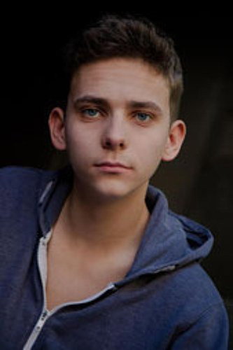 Nino Böhlau as Erik in Henry