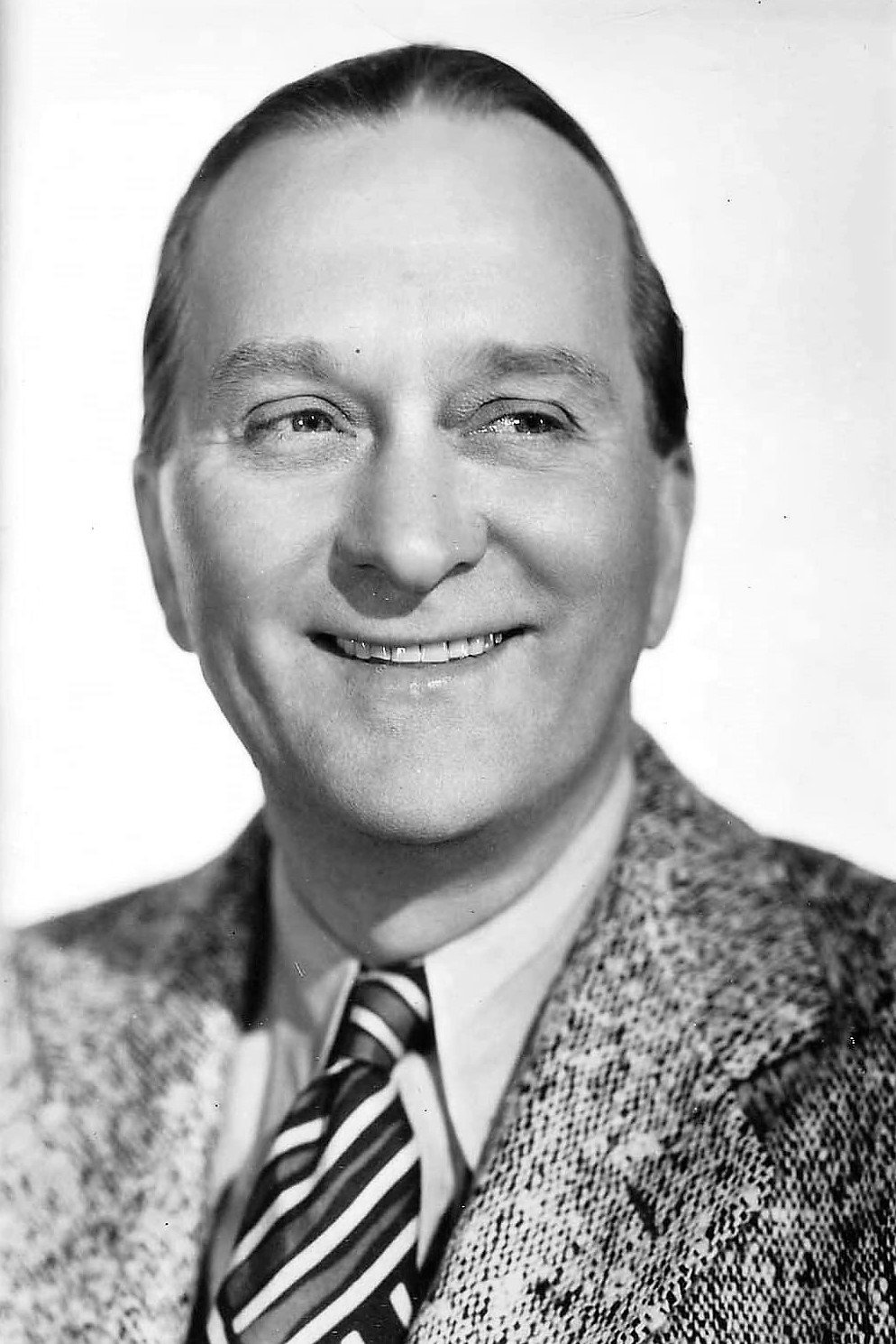 Lynne Overman as Scoop McPhail in The Big Broadcast of 1938