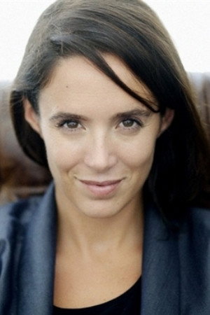 Karine Valmer as La policière in Pétage