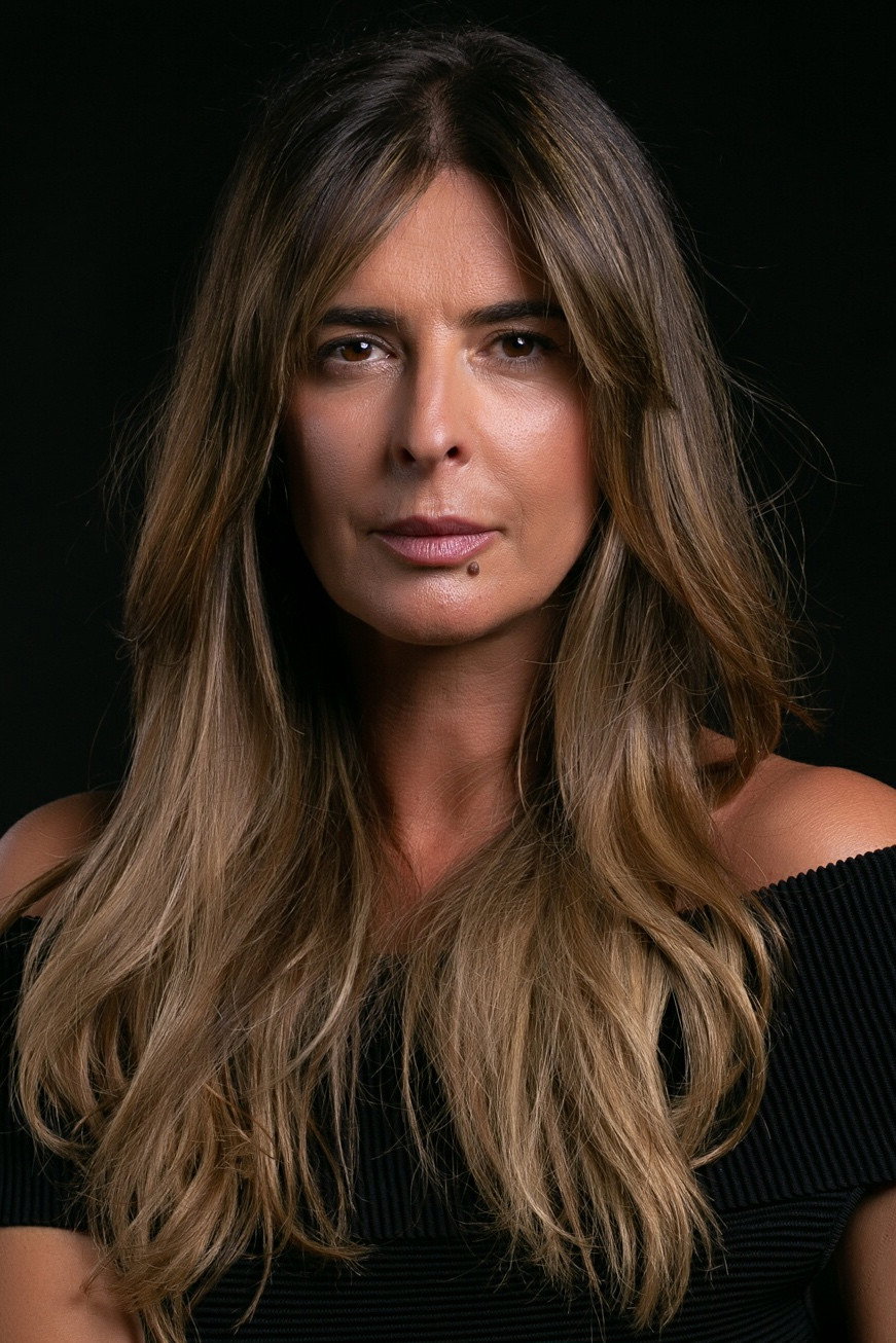 Raquel Loureiro as Ship Passenger in Maré Alta
