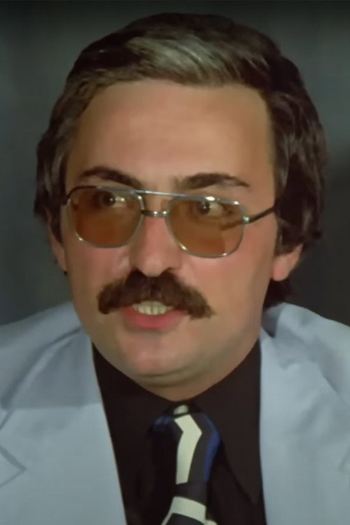 İhsan Bilsev as Chief Police Detective in Amerikalı
