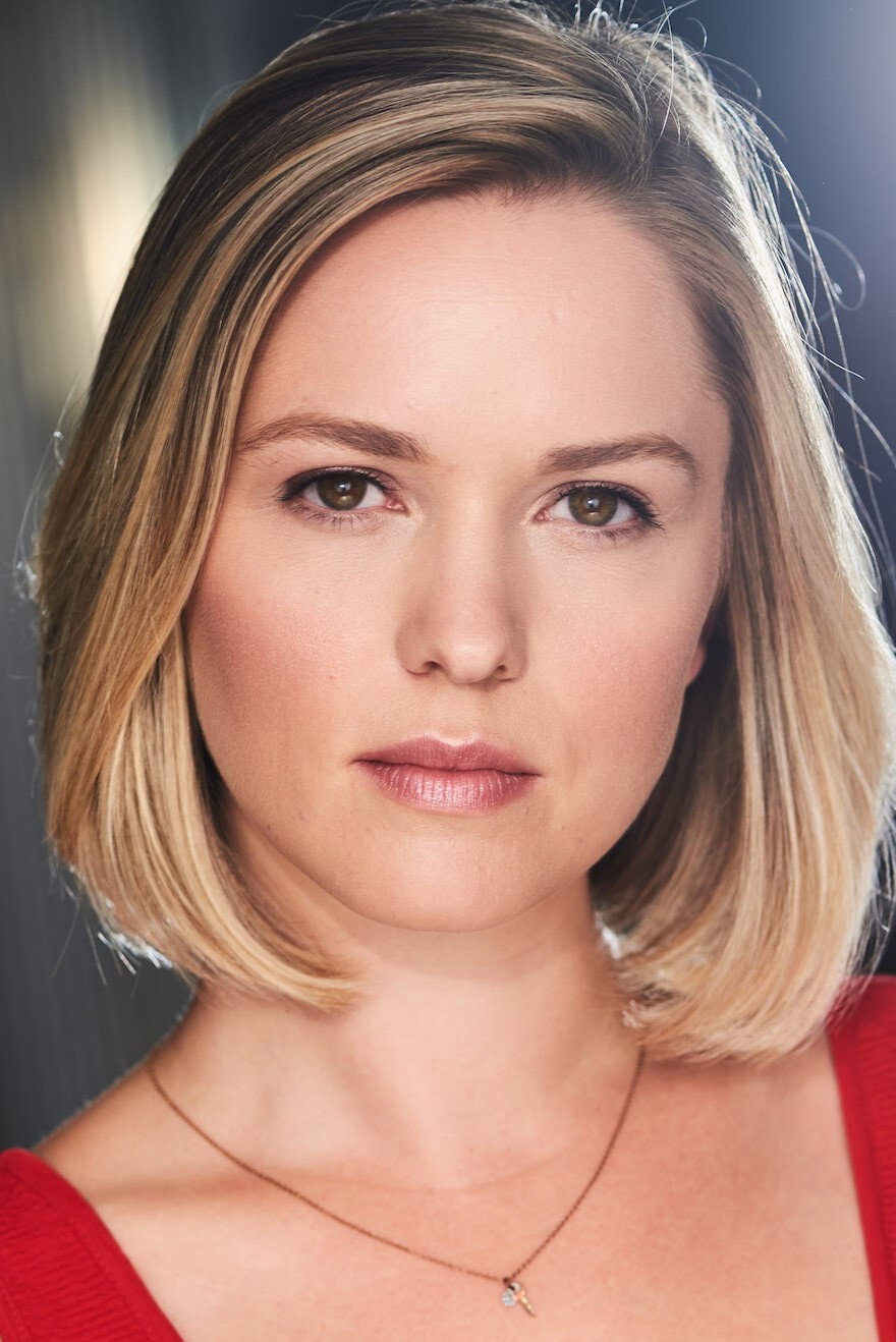 Emily Vere Nicoll as Leslie in If the Creek Don't Rise