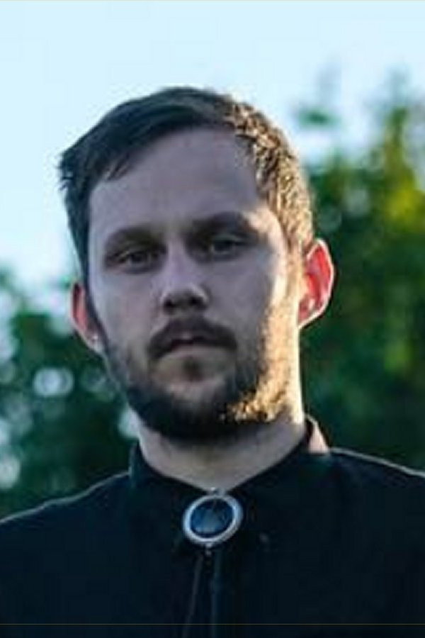 Josh Munday as Musicien/Bassiste in The Hangover Club - Liquid Sunshine