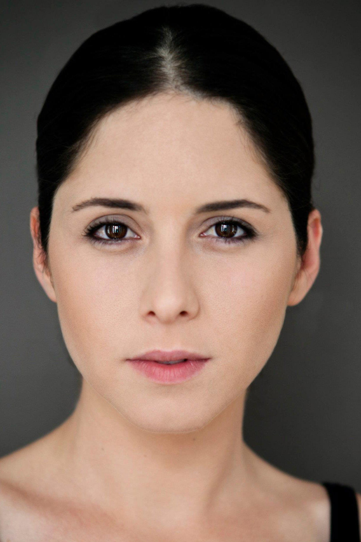 Türkü Hazer as Zeynep in Kırık Kanatlar