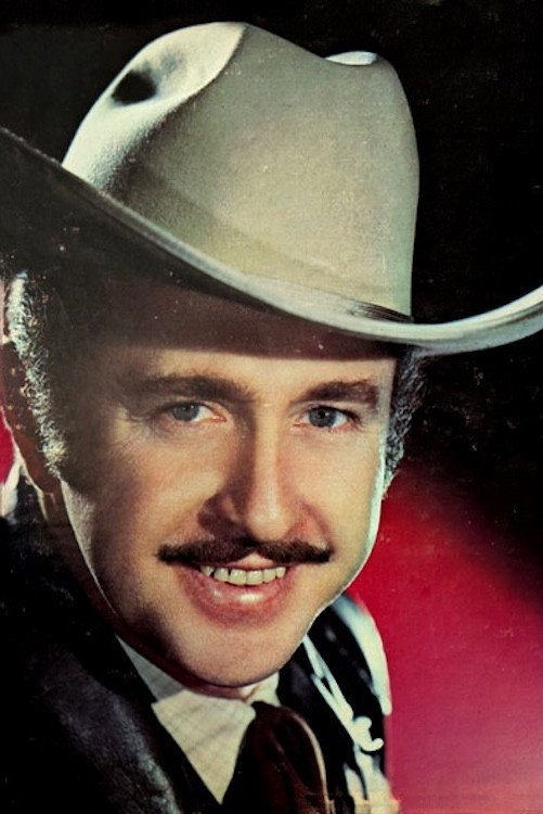 Demetrio González as Demetrio in Los cinco halcones
