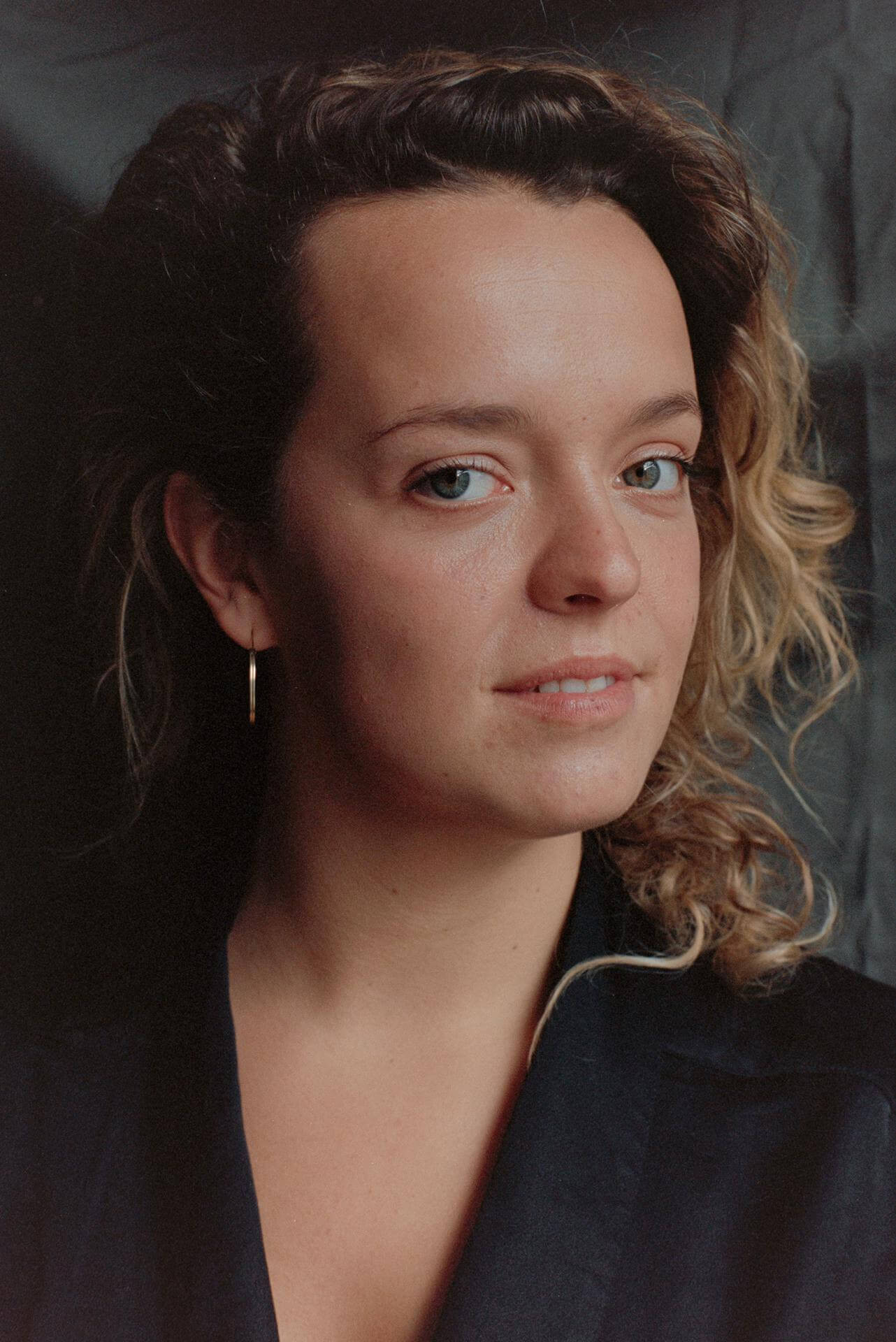 Laura De Geest as Ama in Roomies