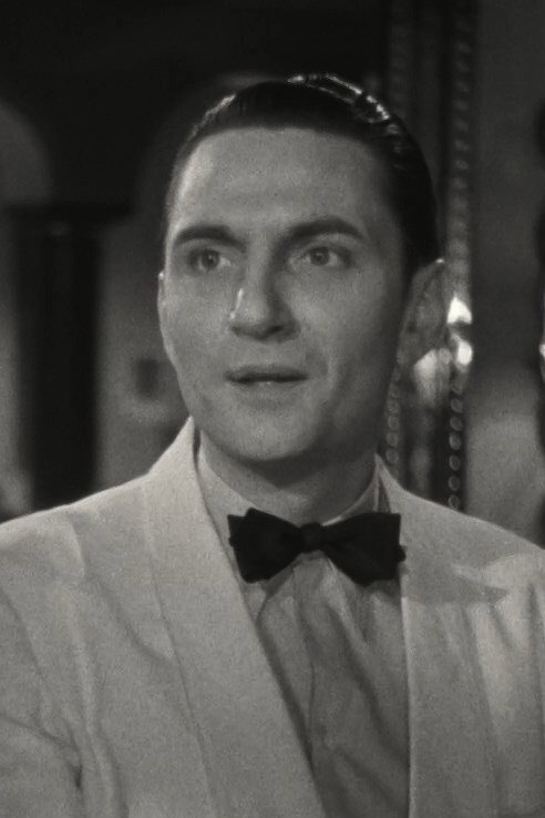 Léo Lapara as Péroni in Special Mission