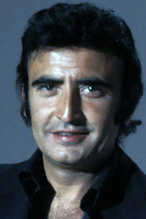 Peret as Peret / Antonio in ¡Qué cosas tiene el amor!