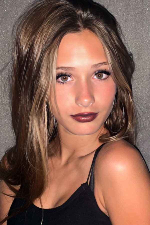 Lola Poggio as Lucía "Luli" Cousteau in Solamente vos