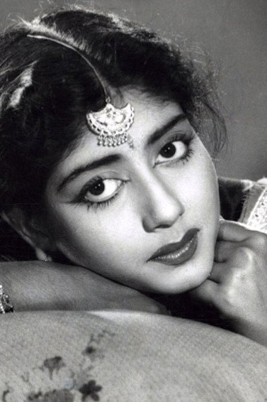 Sabitri Chatterjee as Amina in Maati
