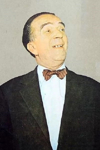 Vasile Tomazian as Mandache in Mofturi 1900
