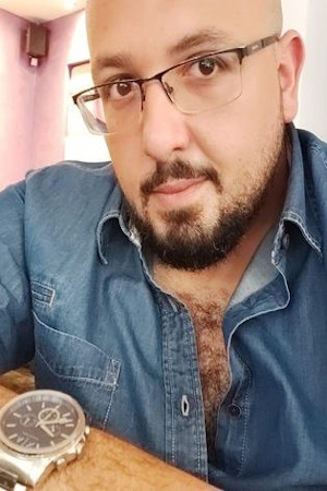 Mohamed ElSadaany as حسن in It's Still Too Early