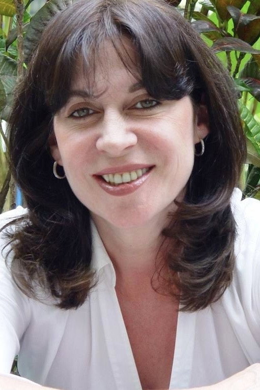 Carlota Sosa as Isabela Urbaneja de la Plaza in Primavera