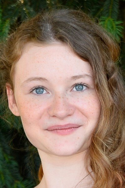 Héloïse Dugas as Janine in The Fabulous Patars