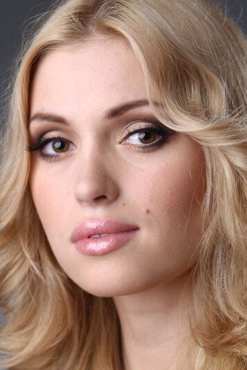 Евгения Ярушникова as Sonya Rodionova - devushka Lyovina in Синичка 2