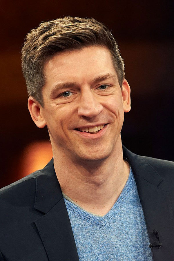 Steffen Hallaschka as Self - Host in Die letzte Instanz