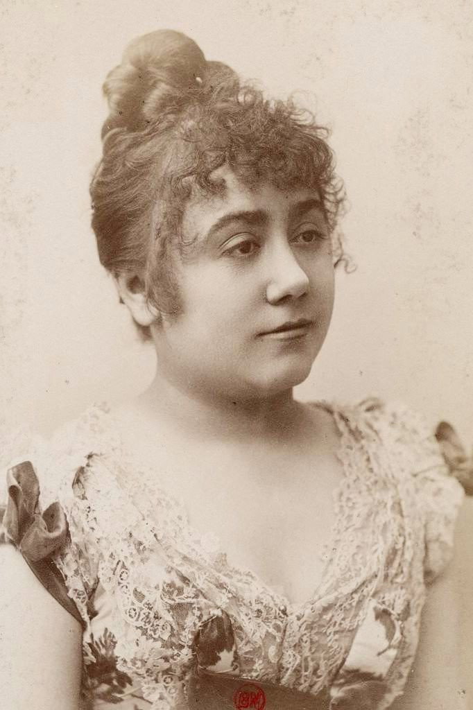 Thérèse Kolb as Servante Habida in In the Shadow of the Harem