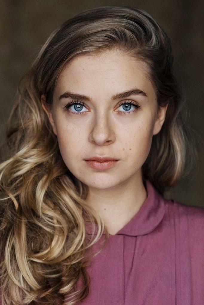 Anna Herrmann as Babs in Eat Pray Bark