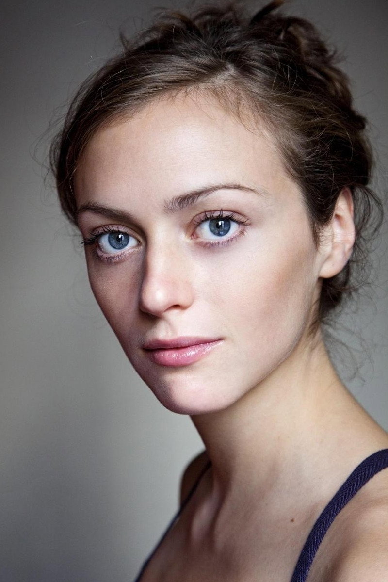 Fanny Deblock as Loumia in Vendues