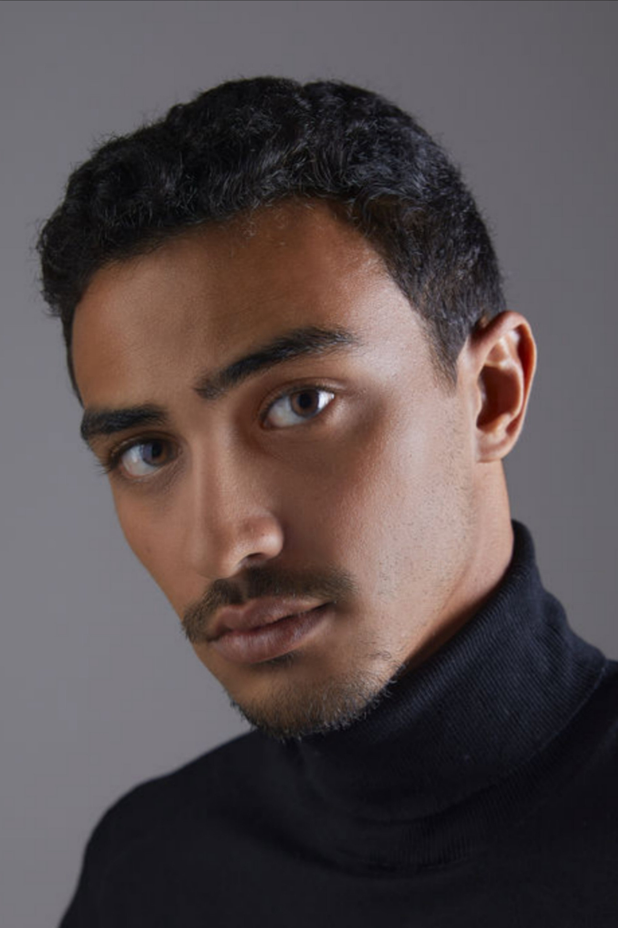 Ahmed Ghozzi as مؤمن الصاوي in Ahwa El Mahatta