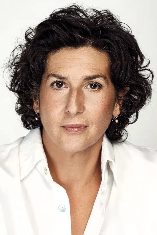 Elvira Mínguez as María Cristina in ENA. La reina Victoria Eugenia