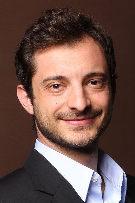 Berk Sezenler as Onur in Daire 4