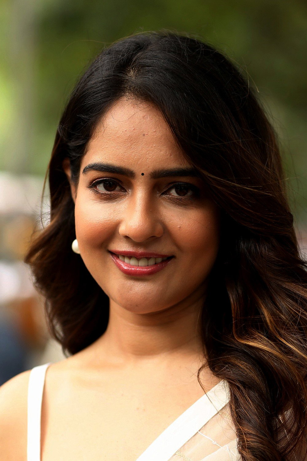 Malvi Malhotra as Shailaja in Tiragabadara Saami