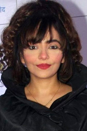 Rakhee Tandon as Sweety Mathur in Hum Paanch