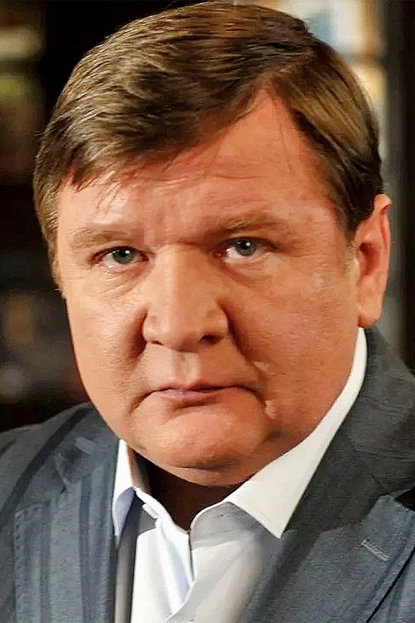Роман Мадянов as Zinovy ​​Smith in Zuleikha Opens Her Eyes
