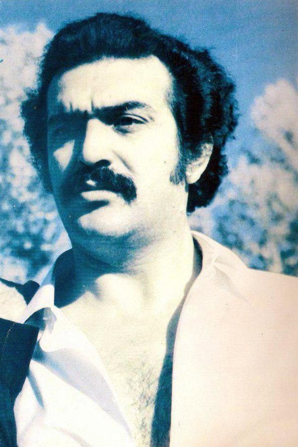 Yadolla Shirandami as Hojjat in The Strengthening Sun