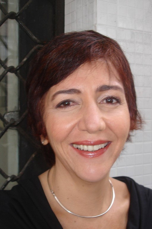 Jô Abdu as Mãe in Ties