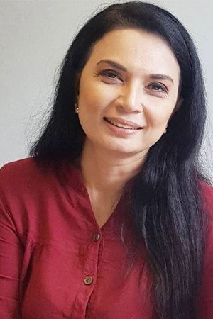 Laila Nasir as Mona in Nur