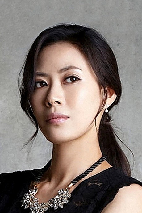 유채영 as Han Sarah in First Love of a Royal Prince