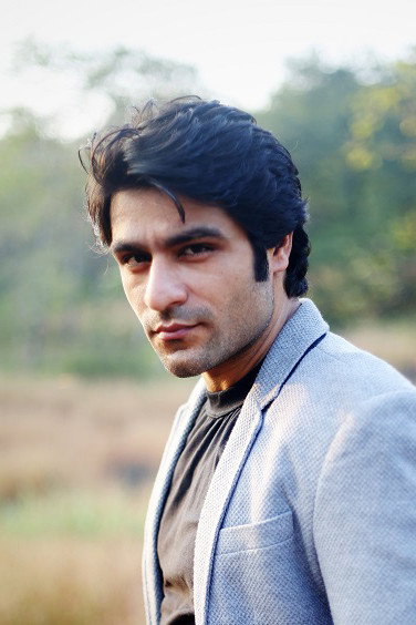Sunny Hinduja as Santosh in Pinky Memsaab