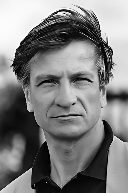 Vittorio Mezzogiorno as Tom Hyers in Extra