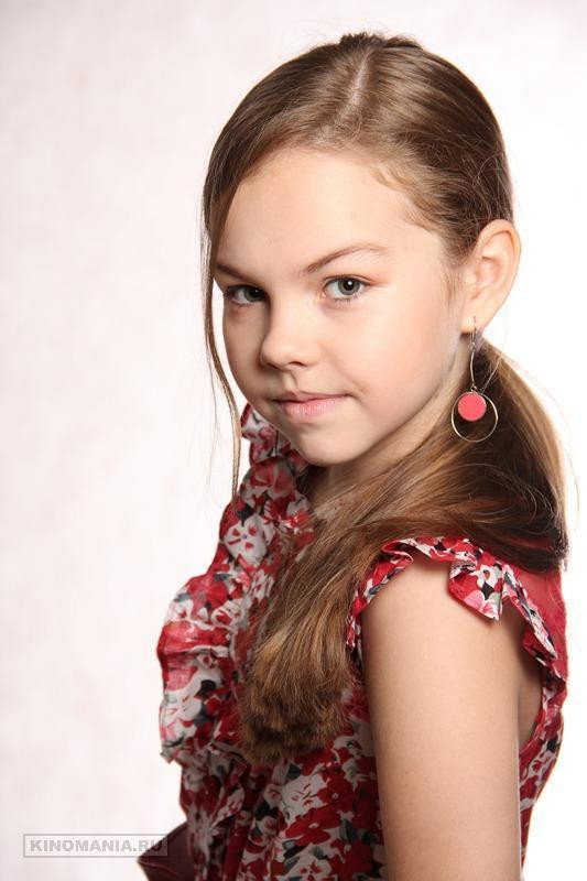 Ulyana Vorozheikina as Дина, приёмная дочь Муси in Я вернусь
