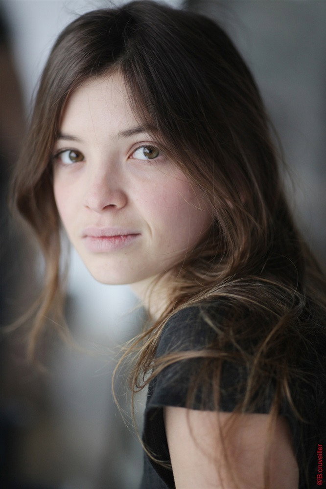 Coline Beal as Clarisse in La famille Millevoies
