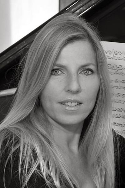 Helene Bergere as Vera in Come Simi
