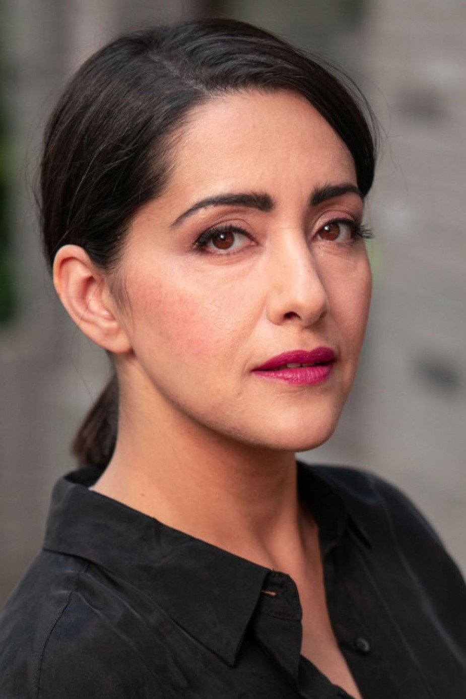 Elmira Rafizadeh as Kim in Zu schön um wahr zu sein