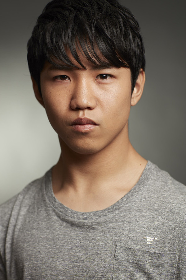 佐久本宝 as Koji Inamine in 1972 Fireflies on the Shore