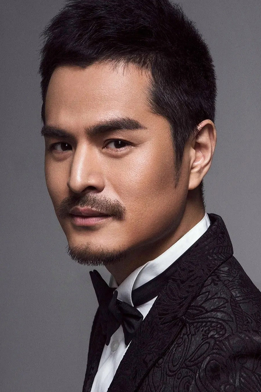 Bian Yuan as 朱铁桥 in 抗倭侠侣