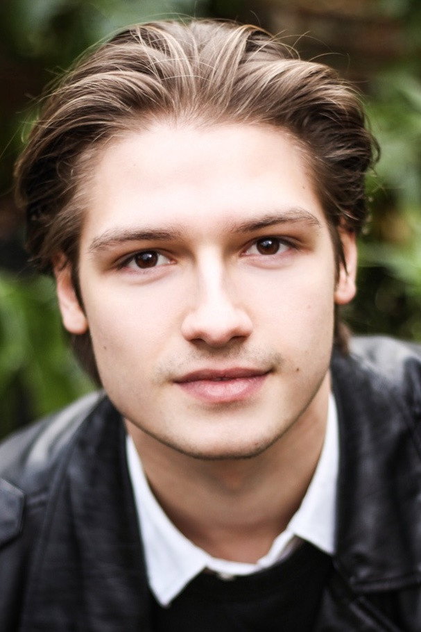 Dávid Miller as Műsorvezető in X-Faktor