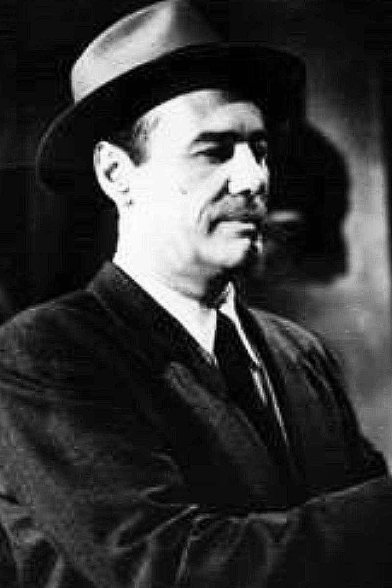 Alberto Barcel as Doctor in Los viciosos