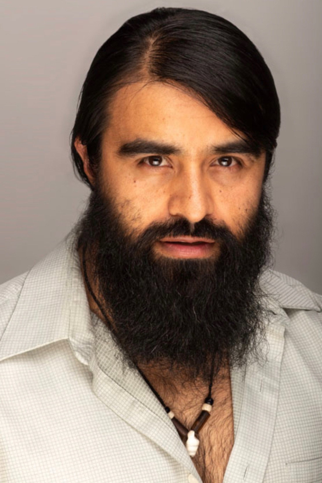 Efrain Villa as Mondo in Primo