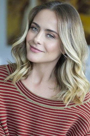 Juliana Silveira as Isabel Vilela in Tricky Business